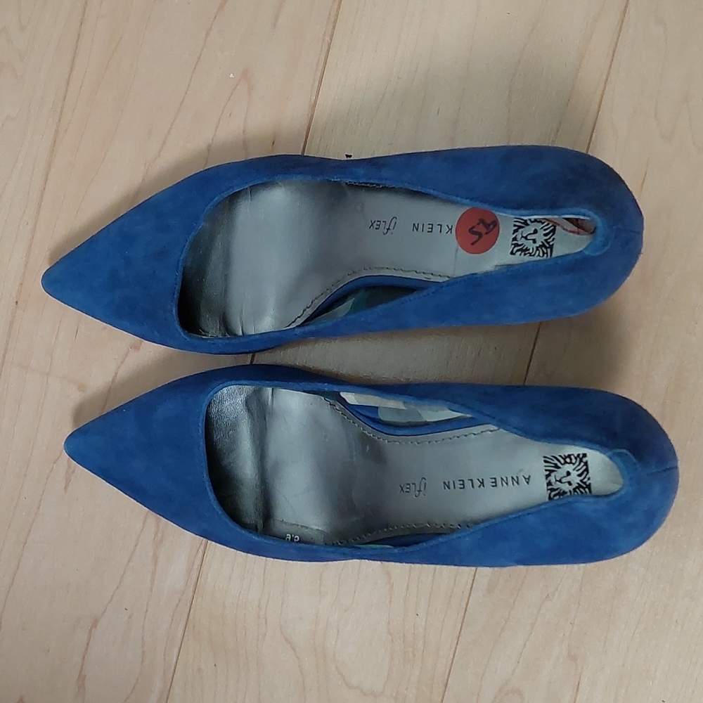 Anne Klein Blue suede pumps